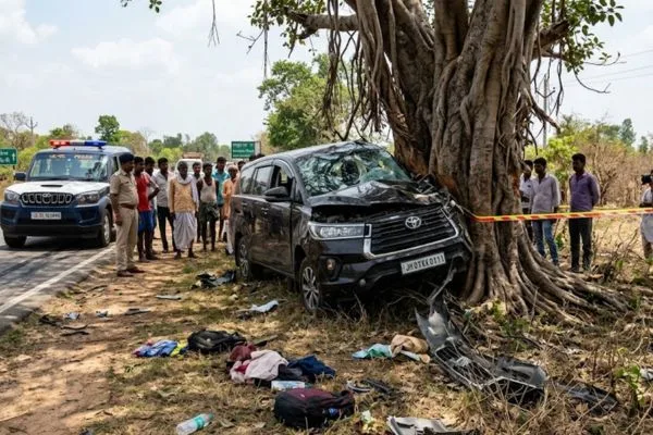 ರಾಂಚಿ :ಚಾಲಕನ ನಿಯಂತ್ರಣ ತಪ್ಪಿ ಮರಕ್ಕೆ ಡಿಕ್ಕಿ ಹೊಡೆದ ಕಾರು; ಒಂದೇ ಕುಟುಂಬದ ಐವರ ದುರ್ಮರಣ! 